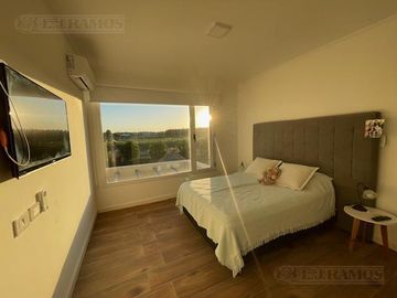 Impecable casa en Venta y alquiler dos plantas con pileta y espejo de agua PG