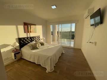 Impecable casa en Venta y alquiler dos plantas con pileta y espejo de agua PG