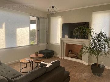 Impecable casa en Venta y alquiler dos plantas con pileta y espejo de agua PG
