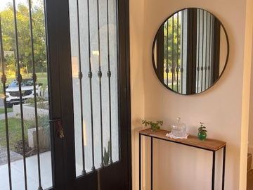 Impecable casa en Venta y alquiler dos plantas con pileta y espejo de agua PG