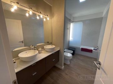 Impecable casa en Venta y alquiler dos plantas con pileta y espejo de agua PG