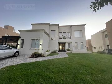 Impecable casa en Venta y alquiler dos plantas con pileta y espejo de agua PG