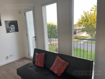 Impecable casa en Venta y alquiler dos plantas con pileta y espejo de agua PG