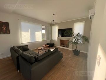 Impecable casa en Venta y alquiler dos plantas con pileta y espejo de agua PG