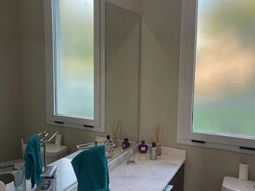 Impecable casa en Venta y alquiler dos plantas con pileta y espejo de agua PG