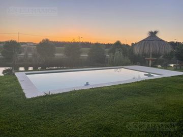 Impecable casa en Venta y alquiler dos plantas con pileta y espejo de agua PG
