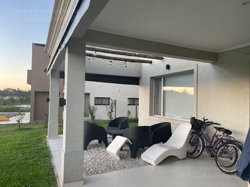 Impecable casa en Venta y alquiler dos plantas con pileta y espejo de agua PG