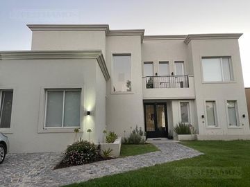 Impecable casa en Venta y alquiler dos plantas con pileta y espejo de agua PG