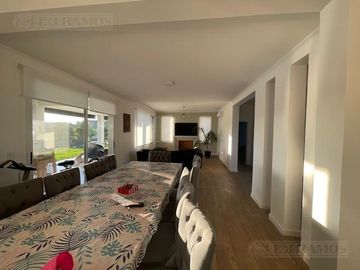 Impecable casa en Venta y alquiler dos plantas con pileta y espejo de agua PG