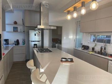 Impecable casa en Venta y alquiler dos plantas con pileta y espejo de agua PG