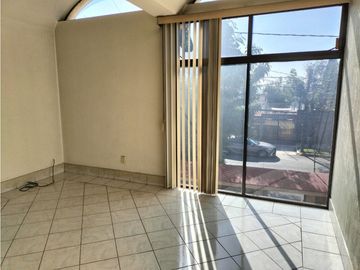 ESTUPENDA CASA EN NOVELISTAS A UNOS PASOS DEL PERI