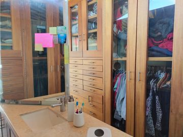 EXCLUSIVA RESIDENCIA EN PRADO LARGO, CON BUENOS ACABADOS