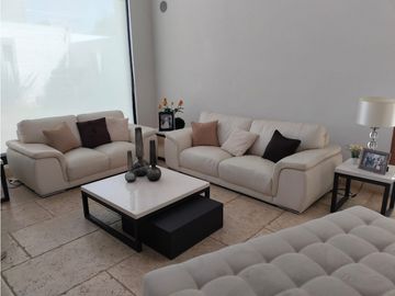 EXCLUSIVA RESIDENCIA EN PRADO LARGO, CON BUENOS ACABADOS