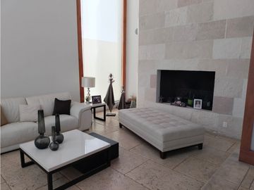 EXCLUSIVA RESIDENCIA EN PRADO LARGO, CON BUENOS ACABADOS