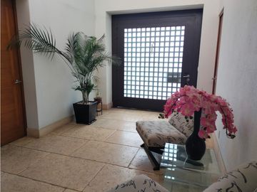 EXCLUSIVA RESIDENCIA EN PRADO LARGO, CON BUENOS ACABADOS