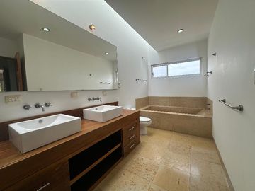 🏡 Vive el lujo y la comodidad en Fraccionamiento Jurica: Casa en Condominio Regency 🌟