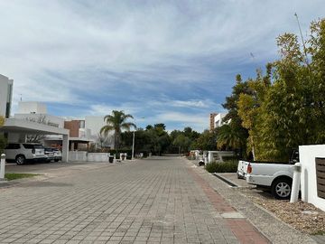 🏡 Vive el lujo y la comodidad en Fraccionamiento Jurica: Casa en Condominio Regency 🌟