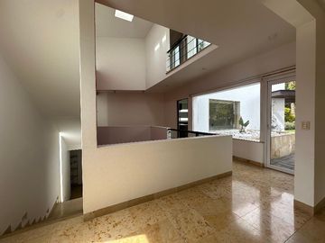 🏡 Vive el lujo y la comodidad en Fraccionamiento Jurica: Casa en Condominio Regency 🌟