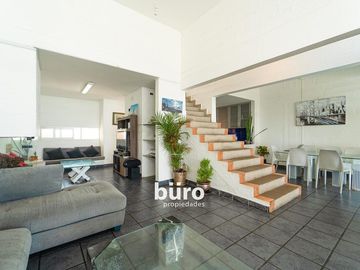 EXCELENTE CASA EN VENTA CON VISTA AL MAR EN MALECON PICO ALTO DE PUNTA HERMOSA