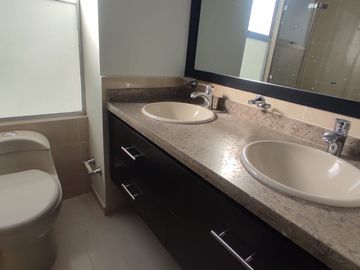 EN VENTA APARTAMENTO EN LAGOS DE VERDE ALFAGUARA SEXTO PISO