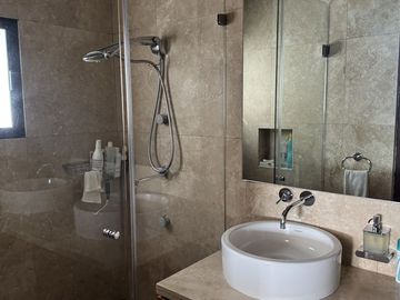 Casa en venta en La Vista,  Bosque Real