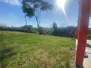 Casa-finca sector vía Alcalá-Cartago