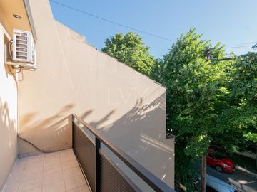 Venta casa estilo tríplex 5 ambientes con jardín y pileta en Vicente Lopez