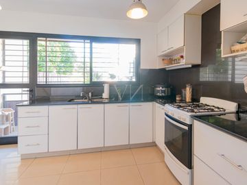 Venta casa estilo tríplex 5 ambientes con jardín y pileta en Vicente Lopez