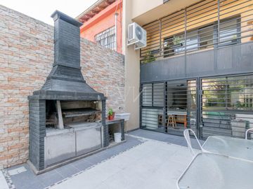 Venta casa estilo tríplex 5 ambientes con jardín y pileta en Vicente Lopez