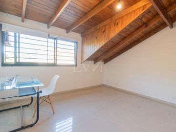 Venta casa estilo tríplex 5 ambientes con jardín y pileta en Vicente Lopez