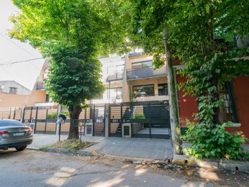 Venta casa estilo tríplex 5 ambientes con jardín y pileta en Vicente Lopez