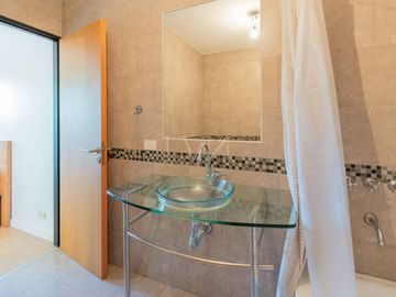 Venta casa estilo tríplex 5 ambientes con jardín y pileta en Vicente Lopez