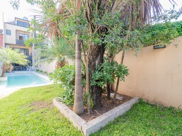Venta casa estilo tríplex 5 ambientes con jardín y pileta en Vicente Lopez