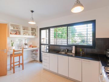 Venta casa estilo tríplex 5 ambientes con jardín y pileta en Vicente Lopez