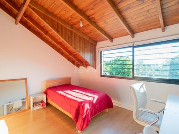 Venta casa estilo tríplex 5 ambientes con jardín y pileta en Vicente Lopez