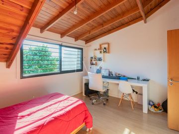 Venta casa estilo tríplex 5 ambientes con jardín y pileta en Vicente Lopez