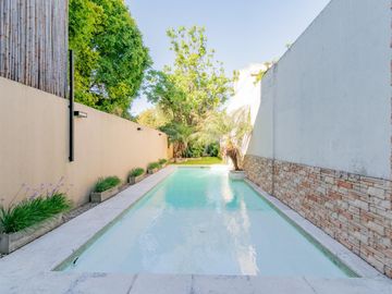 Venta casa estilo tríplex 5 ambientes con jardín y pileta en Vicente Lopez