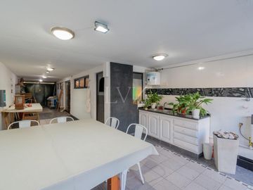 Venta casa estilo tríplex 5 ambientes con jardín y pileta en Vicente Lopez