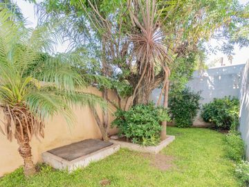 Venta casa estilo tríplex 5 ambientes con jardín y pileta en Vicente Lopez