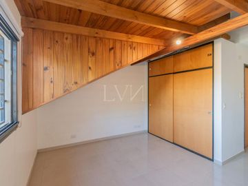 Venta casa estilo tríplex 5 ambientes con jardín y pileta en Vicente Lopez
