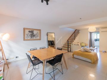 Venta casa estilo tríplex 5 ambientes con jardín y pileta en Vicente Lopez