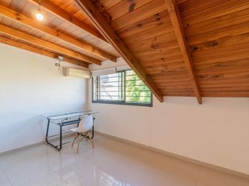 Venta casa estilo tríplex 5 ambientes con jardín y pileta en Vicente Lopez