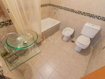 Venta casa estilo tríplex 5 ambientes con jardín y pileta en Vicente Lopez