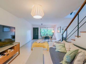 Venta casa estilo tríplex 5 ambientes con jardín y pileta en Vicente Lopez