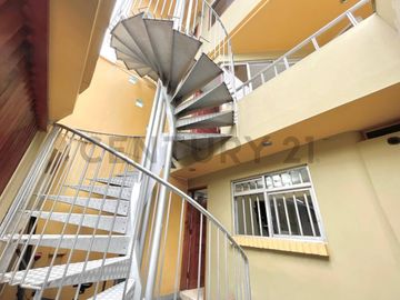 SE VENDE HERMOSA CASA CON LOCAL COMERCIAL EN EL CORAZÓN DE SURQUILLO DE 4 PISOS