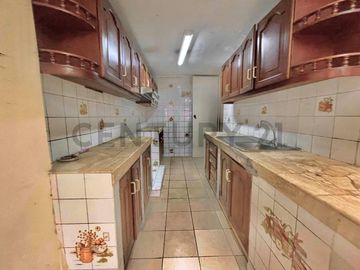SE VENDE HERMOSA CASA CON LOCAL COMERCIAL EN EL CORAZÓN DE SURQUILLO DE 4 PISOS
