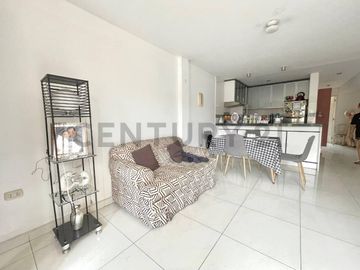 SE VENDE HERMOSA CASA CON LOCAL COMERCIAL EN EL CORAZÓN DE SURQUILLO DE 4 PISOS
