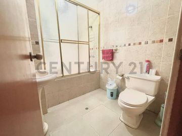 SE VENDE HERMOSA CASA CON LOCAL COMERCIAL EN EL CORAZÓN DE SURQUILLO DE 4 PISOS