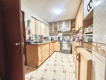 SE VENDE HERMOSA CASA CON LOCAL COMERCIAL EN EL CORAZÓN DE SURQUILLO DE 4 PISOS