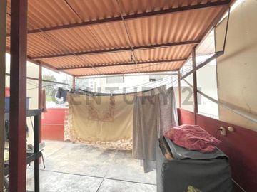 SE VENDE HERMOSA CASA CON LOCAL COMERCIAL EN EL CORAZÓN DE SURQUILLO DE 4 PISOS